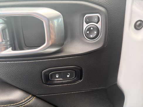 Used 2025 Jeep Wrangler Sahara AWD/4WD image 16
