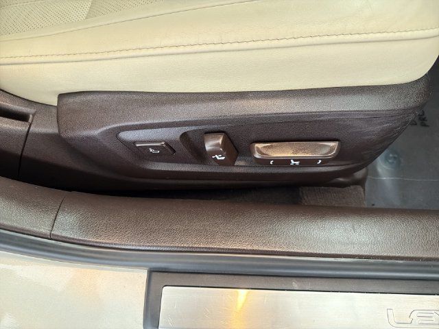 Used 2016 Lexus ES 350 w/ Luxury Package w/Wood Trim FWD image 19