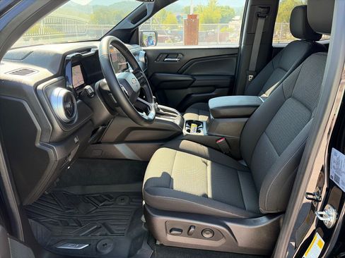 Used 2025 Chevrolet Colorado LT w/ Advanced Trailering Package AWD/4WD image 18