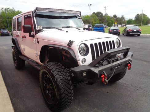 Used 2016 Jeep Wrangler Unlimited Sahara AWD/4WD image 4