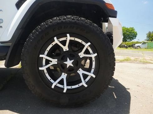 Used 2018 Jeep Wrangler Unlimited Sahara AWD/4WD image 17