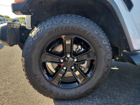 Used 2021 Jeep Wrangler Unlimited Sahara image 9