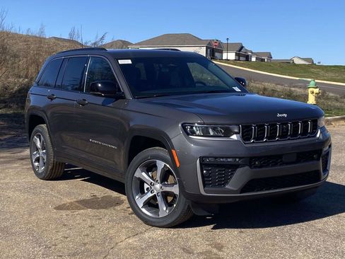 New 2026 Jeep Grand Cherokee Limited w/ Luxury Tech Group II RWD image 27