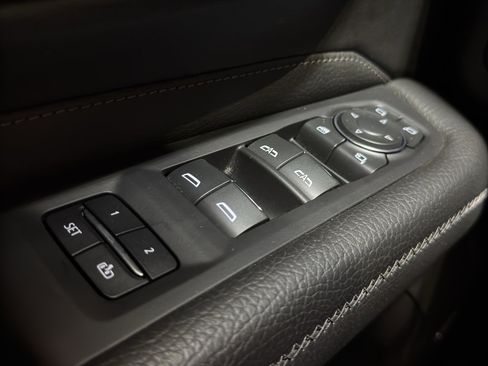Used 2021 GMC Yukon XL Denali w/ Denali Premium Package AWD/4WD image 37