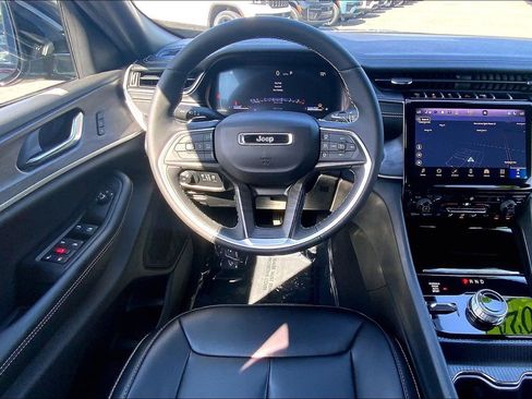 Used 2024 Jeep Grand Cherokee Limited AWD/4WD image 5