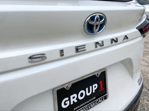 Used 2021 Toyota Sienna Limited image 29