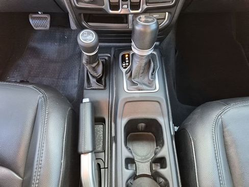 Used 2020 Jeep Wrangler Unlimited Sahara image 39