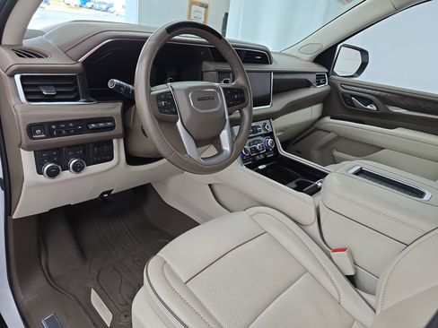 Used 2024 GMC Yukon Denali w/ Advanced Technology Package image 17