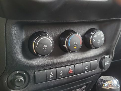 Used 2018 Jeep Wrangler Unlimited Sahara w/ Connectivity Group AWD/4WD image 22