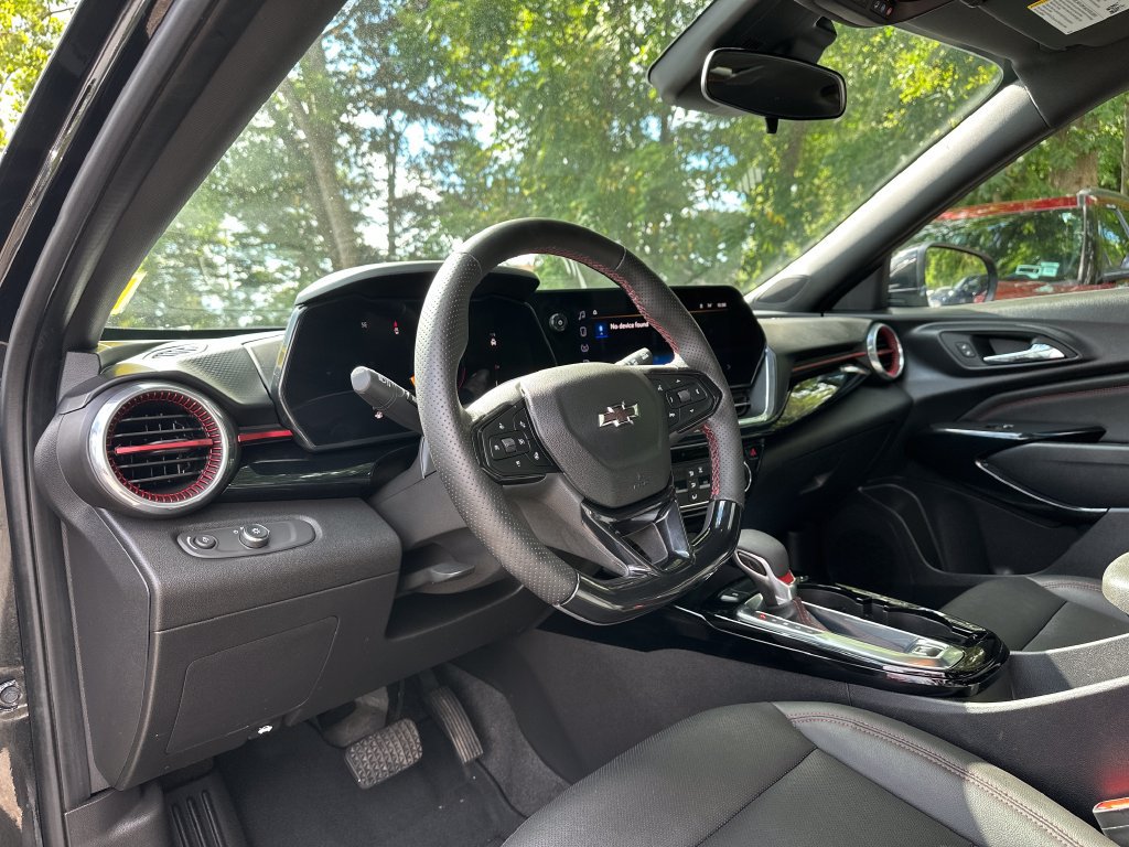 Used 2024 Chevrolet Trax RS w/ Sunroof Package FWD image 11