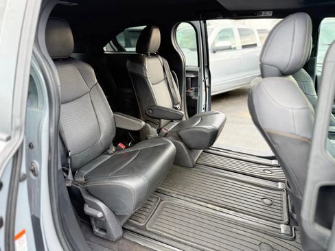 Used 2022 Toyota Sienna XLE Woodland Edition image 14