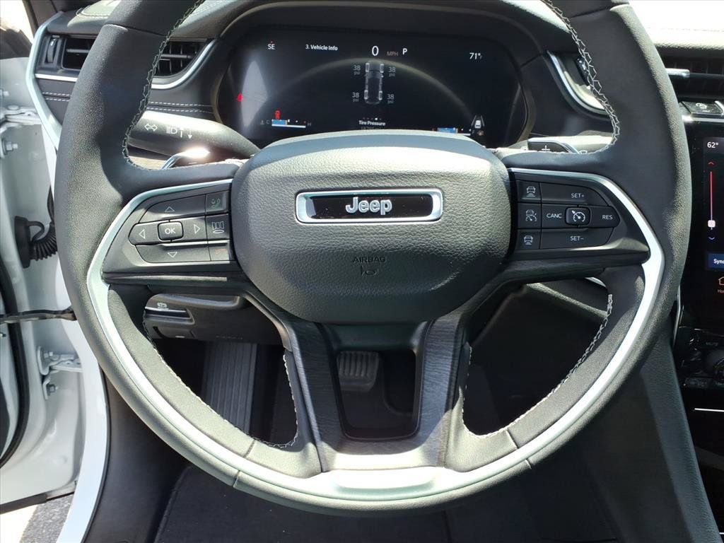 Used 2025 Jeep Grand Cherokee Limited AWD/4WD image 23