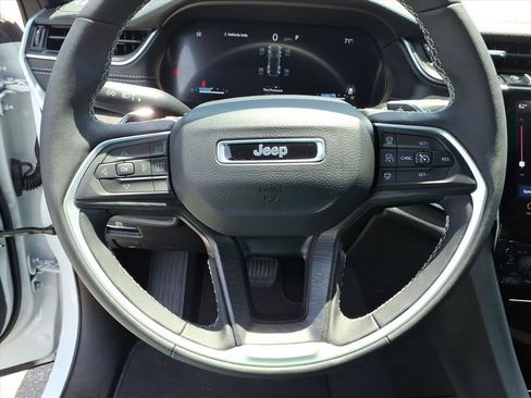 Used 2025 Jeep Grand Cherokee Limited AWD/4WD image 23