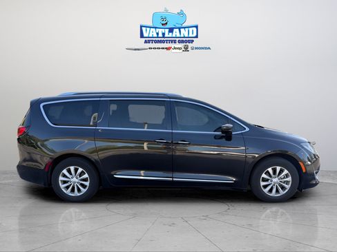Certified 2019 Chrysler Pacifica Touring-L FWD image 6