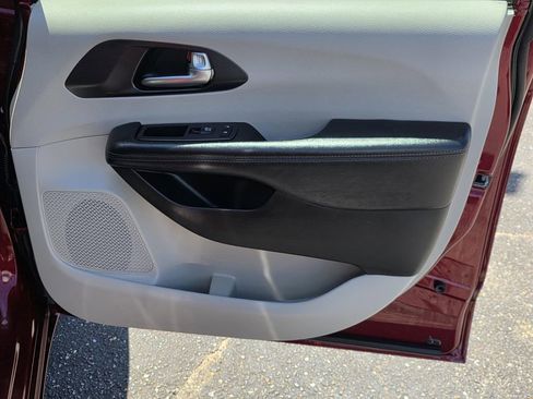 Used 2020 Chrysler Pacifica Limited image 39