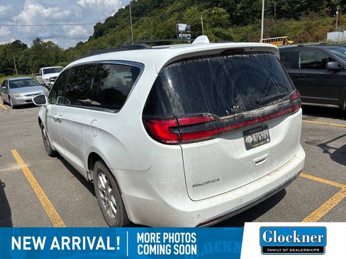 Used 2022 Chrysler Pacifica Touring-L FWD image 5