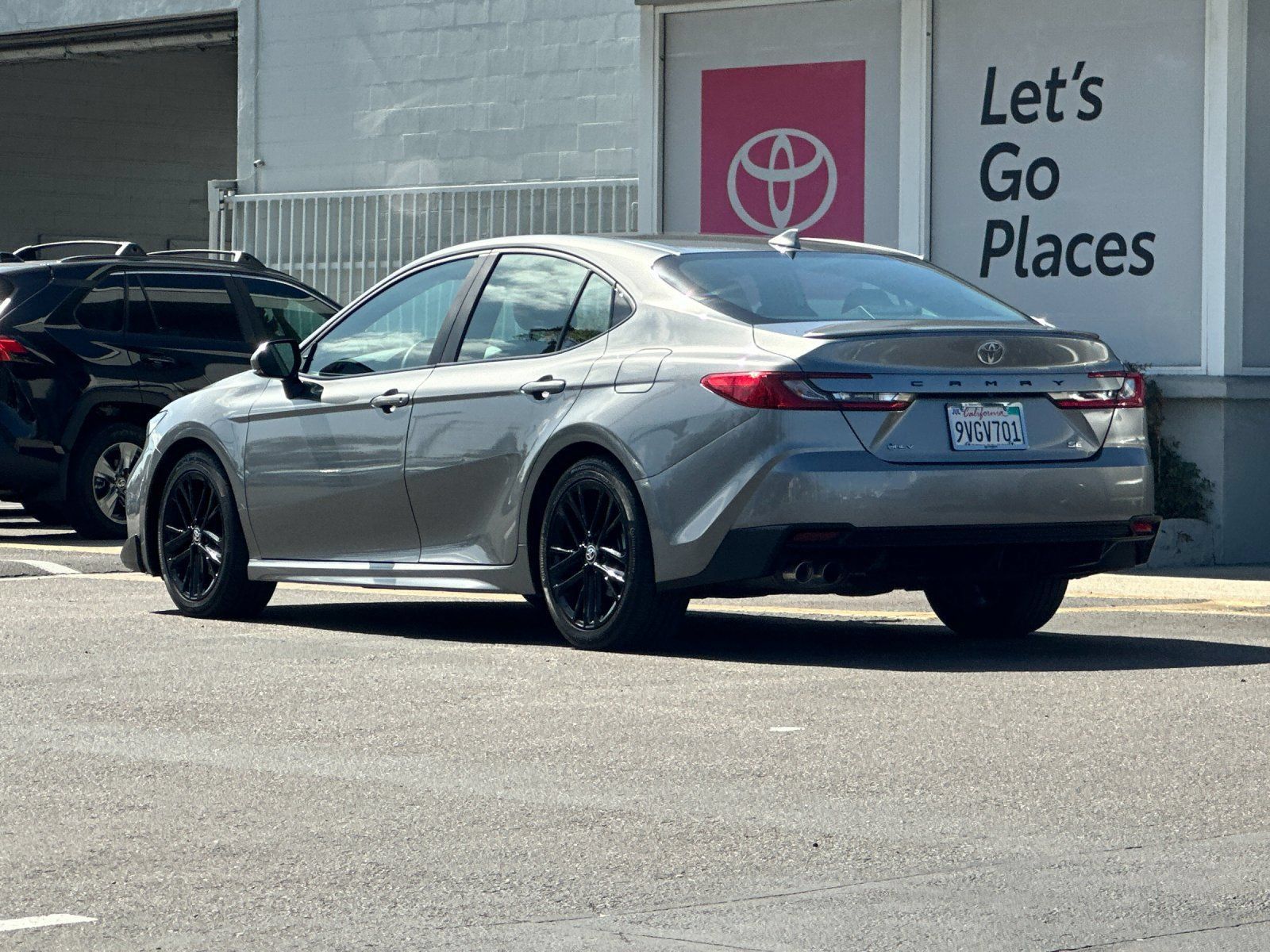 Used 2025 Toyota Camry SE w/ Convenience Package FWD image 3