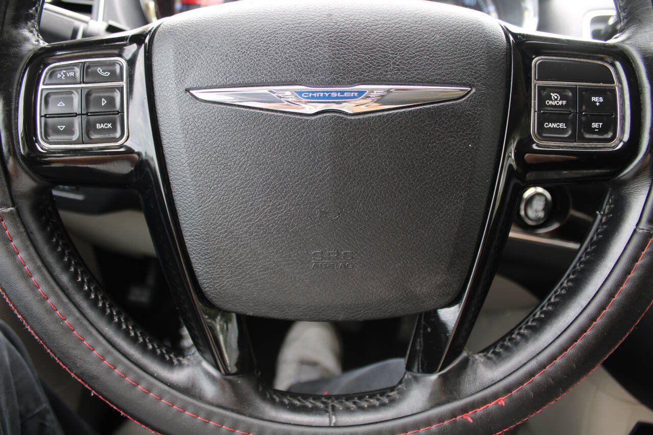 Used 2014 Chrysler Town & Country Touring-L FWD image 13