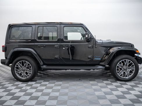 Used 2022 Jeep Wrangler Unlimited Sahara AWD/4WD image 4