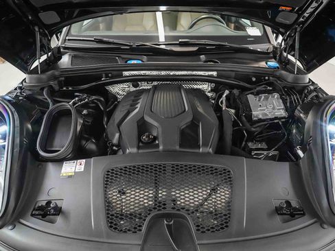 Certified 2023 Porsche Macan AWD/4WD image 27