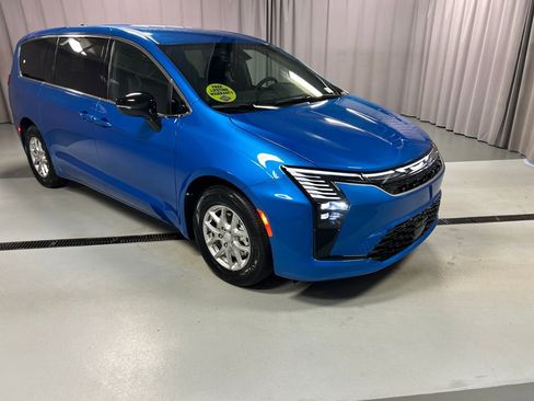 New 2027 Chrysler Pacifica Select FWD image 1