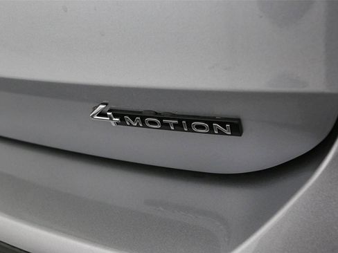 Used 2025 Volkswagen Taos SEL AWD/4WD image 11