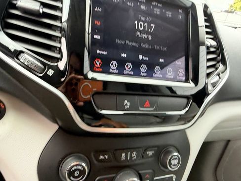Used 2020 Jeep Cherokee Limited FWD image 23