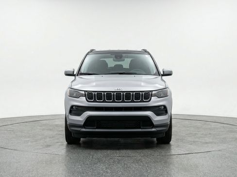 Used 2025 Jeep Compass Latitude AWD/4WD image 2
