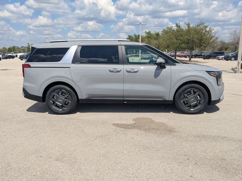 New 2026 Kia Carnival EX FWD image 4