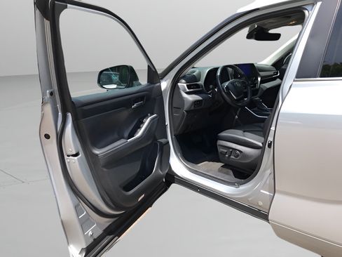 Certified 2024 Toyota Highlander XLE AWD/4WD image 12
