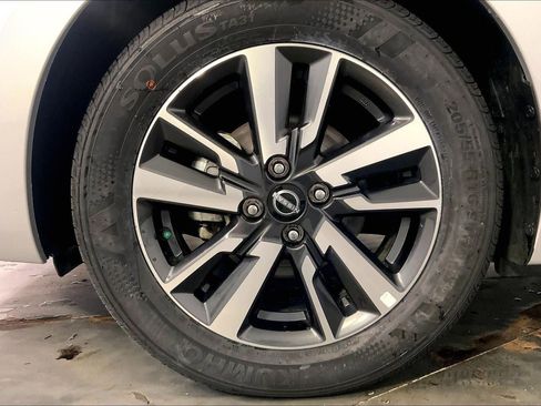 Used 2025 Nissan Versa SV FWD image 9