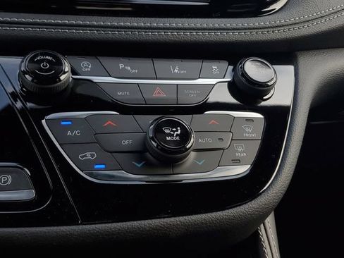 New 2026 Chrysler Pacifica Limited w/ S Appearance Package FWD image 30