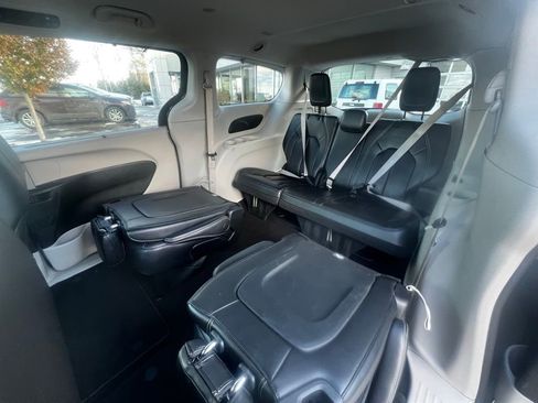 Used 2023 Chrysler Pacifica Touring-L FWD image 14