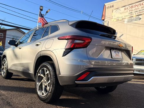 Used 2025 Chevrolet Trax LT FWD image 8