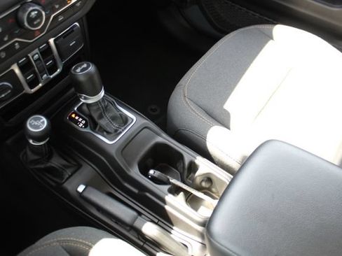 Used 2024 Jeep Wrangler Unlimited Sport AWD/4WD image 20