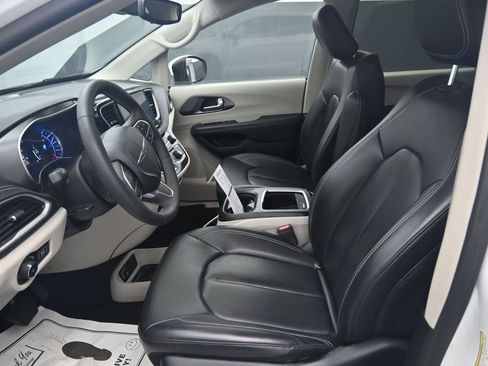 Used 2023 Chrysler Pacifica Touring-L image 18