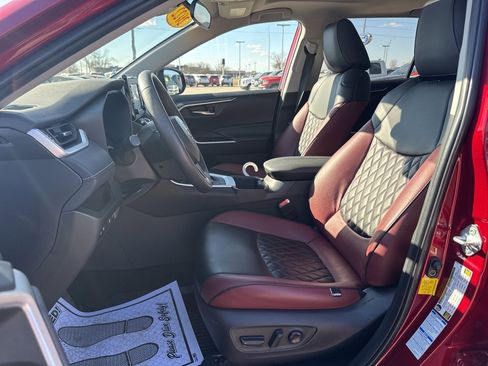 Used 2022 Toyota RAV4 XLE Premium image 4