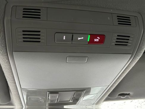 Used 2020 Volkswagen Tiguan SE image 19