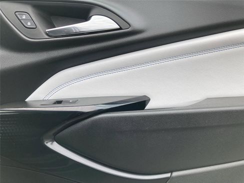 Used 2025 Chevrolet Trax LT w/ LT Convenience Package image 30