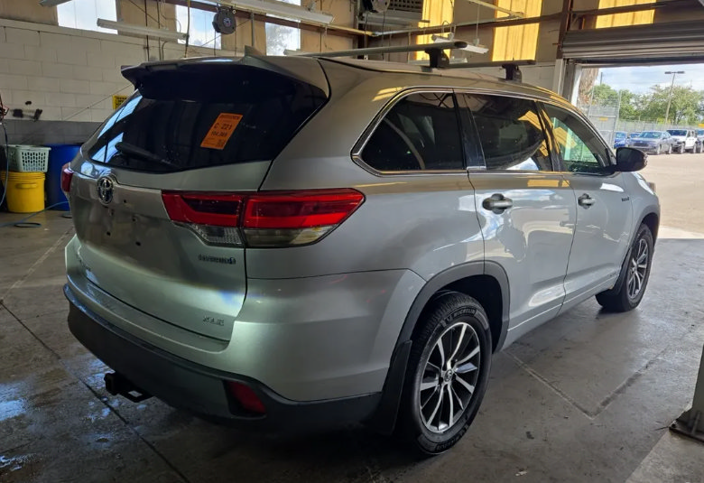 Used 2017 Toyota Highlander XLE w/ Carpet Mat Package AWD/4WD image 3