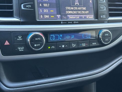 Used 2019 Toyota Highlander SE image 19