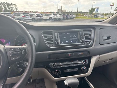 Used 2020 Kia Sedona LX image 17