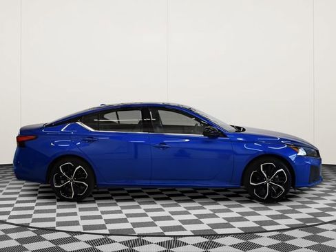 Used 2025 Nissan Altima 2.5 SR FWD image 2