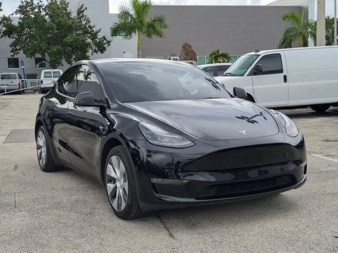 Used 2024 Tesla Model Y Long Range AWD/4WD image 3