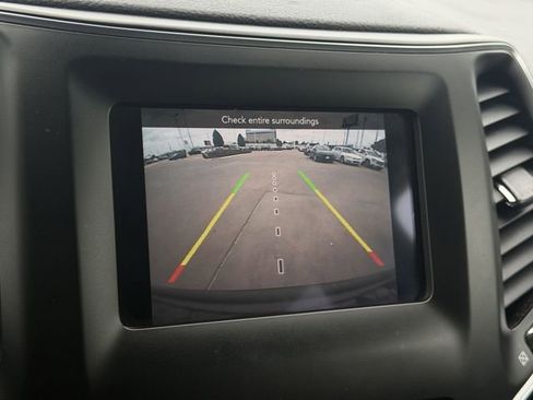 Used 2019 Jeep Cherokee Latitude Plus FWD image 15