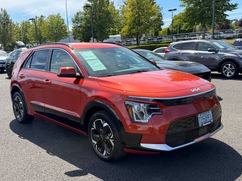 Used 2023 Kia Niro Wind w/ Wind Preserve Package FWD image 2