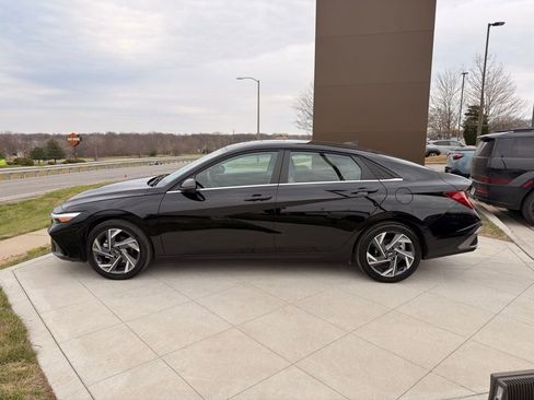 Used 2025 Hyundai Elantra Limited w/ Cargo Package FWD image 2