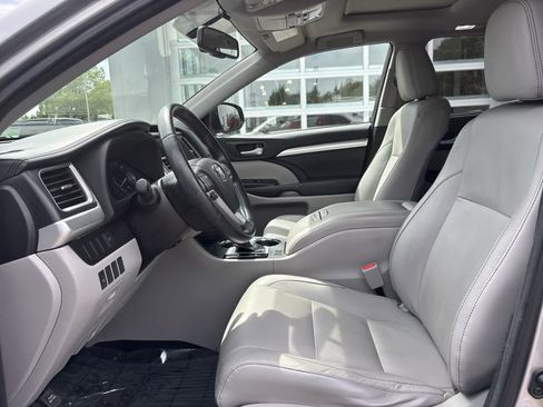 Used 2014 Toyota Highlander XLE AWD/4WD image 8