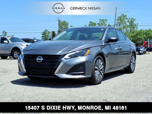 Used 2024 Nissan Altima 2.5 SV FWD image 1