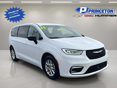 Used 2025 Chrysler Pacifica Select